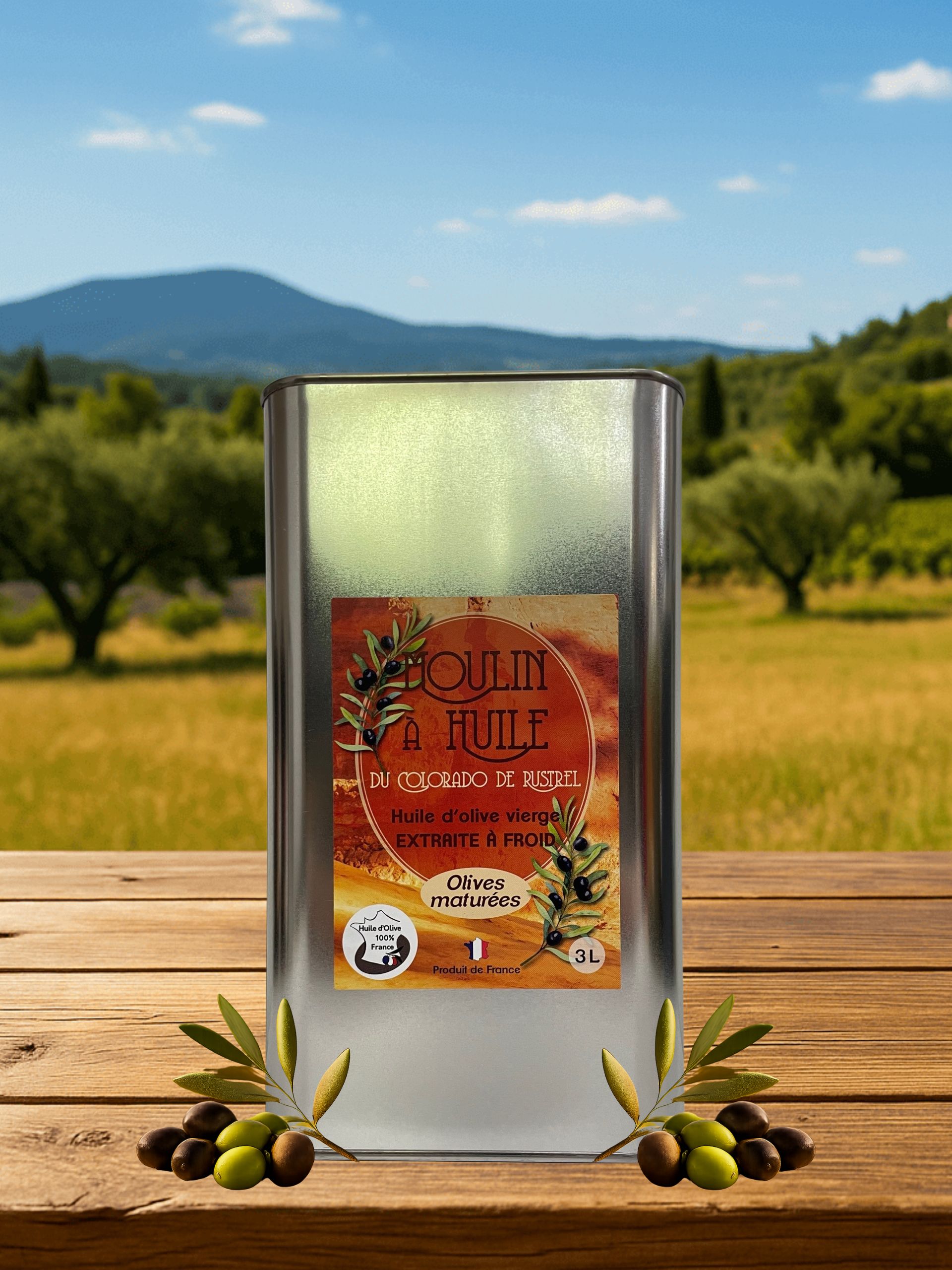 Bidon en acier 3L olives maturées – Moulin de Rustrel Bidon en acier 3L d’huile d’olive aux olives maturées posé sur une table en bois devant un paysage provençal