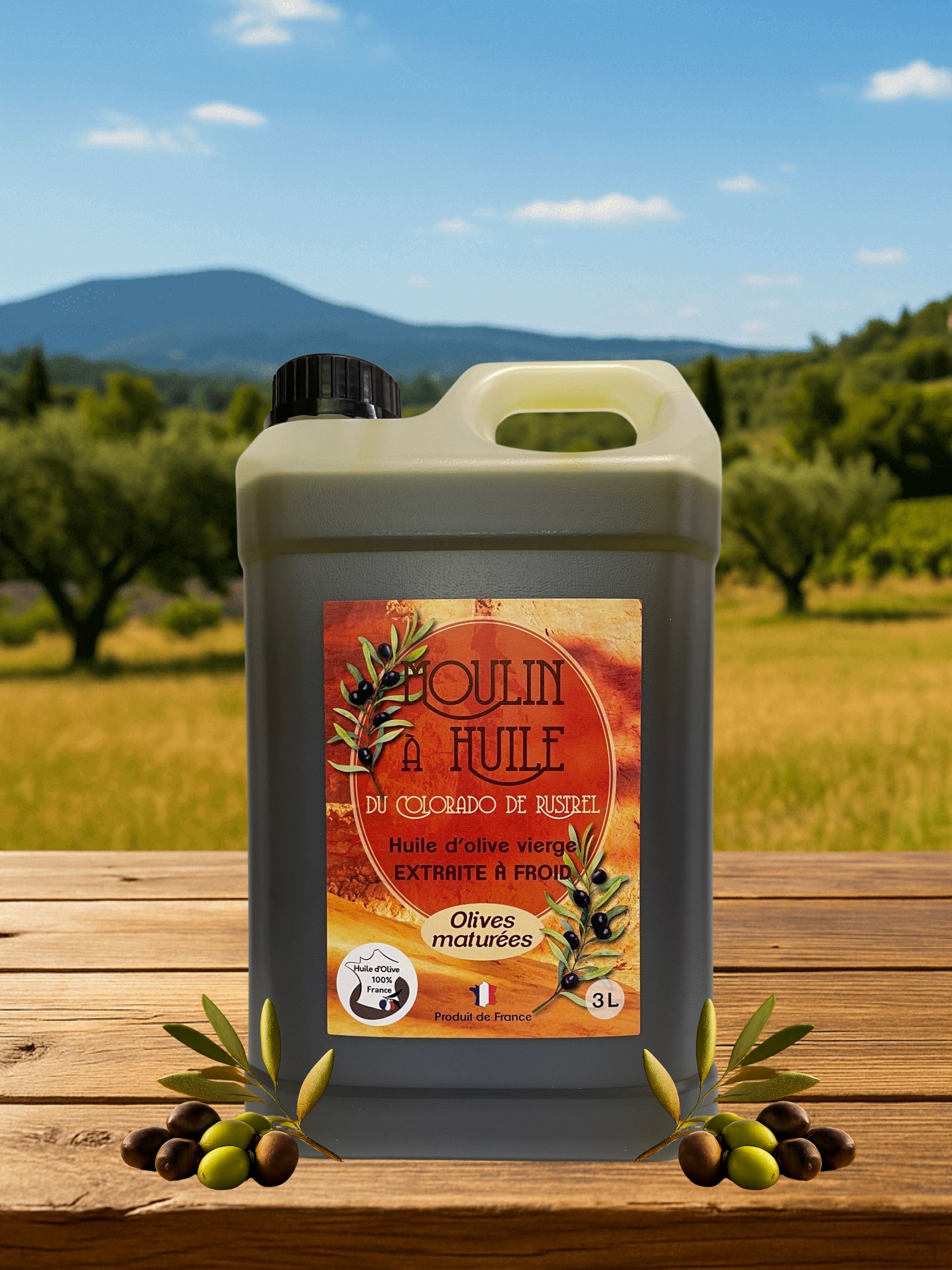 Bidon plastique 3L – Huile d’olive olives maturées Bidon plastique 3 litres d’huile d’olive aux olives maturées du Moulin de Rustrel sur une table avec fond provençal