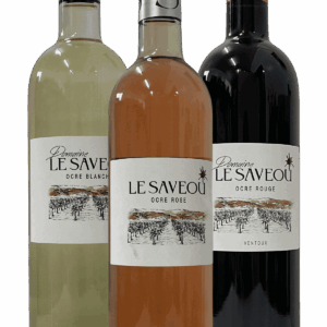 Pack de trois bouteilles de vin Saveou : ocre rouge, ocre rosé et ocre blanche, alignées sur fond blanc