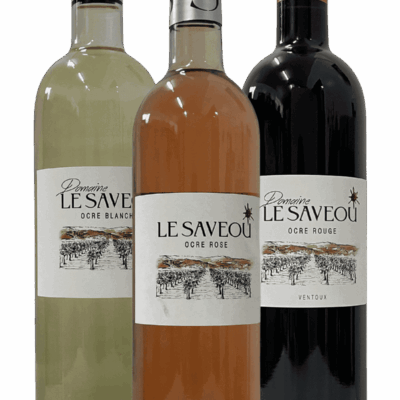 Pack de trois bouteilles de vin Saveou : ocre rouge, ocre rosé et ocre blanche, alignées sur fond blanc