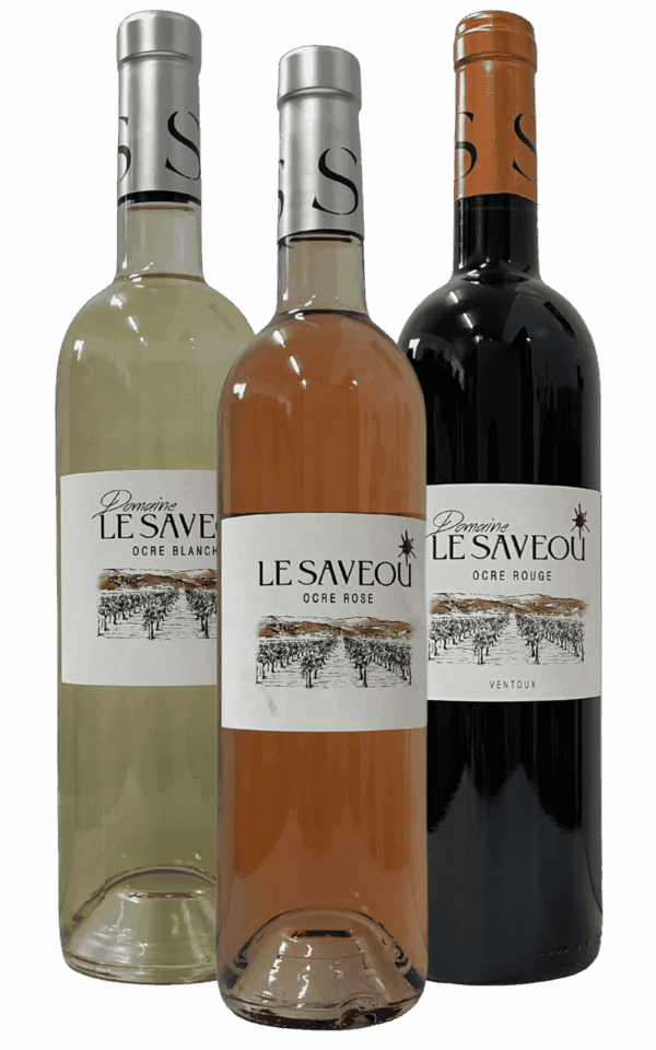 Pack de trois bouteilles de vin Saveou : ocre rouge, ocre rosé et ocre blanche, alignées sur fond blanc