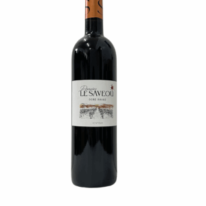 Bouteille de vin rouge Le Saveou ocre rouge posée sur fond blanc